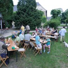 9_Die_entspannte_Gesellschaft_bei_Kaffee_und_Kuchen.JPG